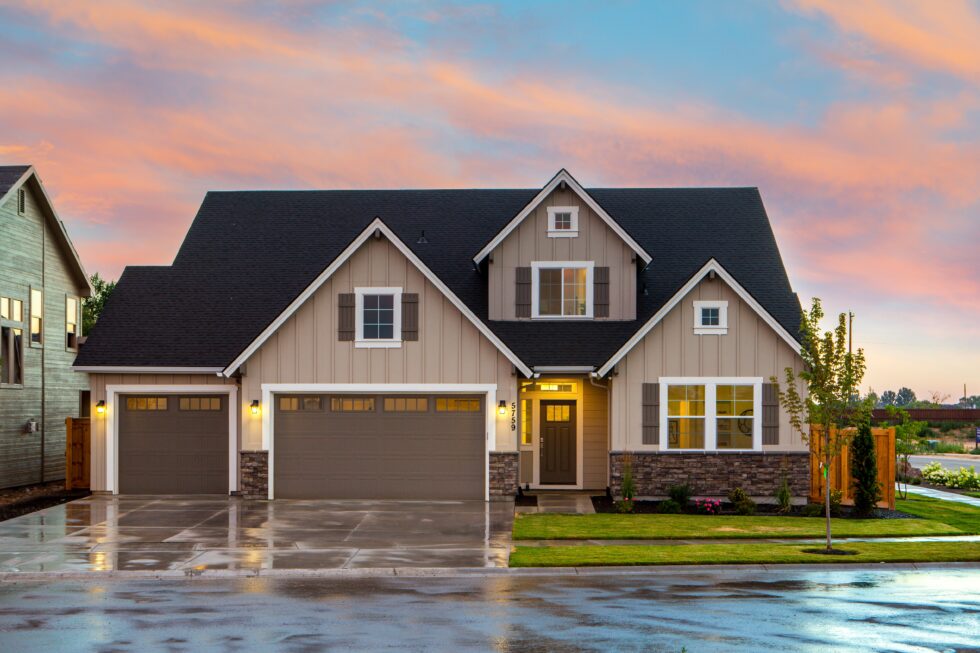 metal-roof-vs-asphalt-roof-980x653